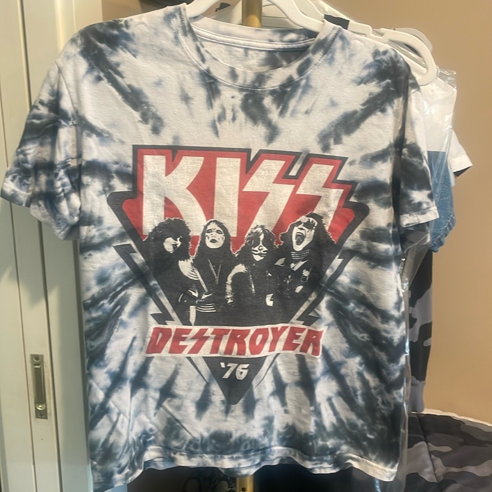 Kiss tshirt.